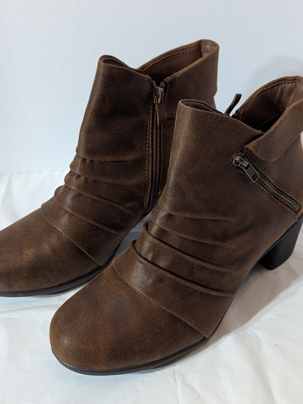 Ruiee Women’s Brown Ankle Booties w/ Side Zip And Ruched Detailing Size 8.5